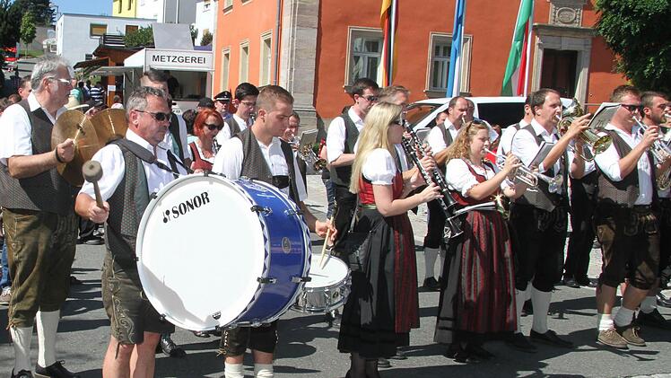 Sein Publikum war so groß wie nie: Der Marktleugaster Musikverein spielte zum Straßenfest in bewährter Manier auf. Fotos: Sonja Adam