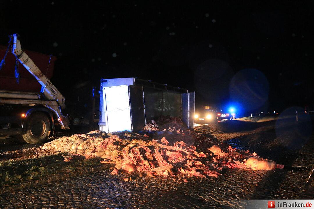 Lkw mit Schlachtabfällen kippt auf B505 um