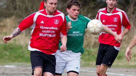 Zum 150. Mal tritt der TSV Wilhelmsthal(rote Trikots) am Freitag in der Kreisklasse an, dann aber wieder auf dem Hauptplatz und nicht auf dem Hartplatz. Foto: Heinrich Wei&szlig;
