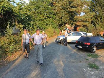 Viel wurde über die Umwidmung einer Straße im Gemeinderat Maroldsweisach diskutiert. Eine Entscheidung - wie auf dem Foto zu sehen in Allertshausen - steht noch aus. Gemeinderat Stefan Böhm wies in der Sitzung darauf hin.  Archivfoto: Helmut Will