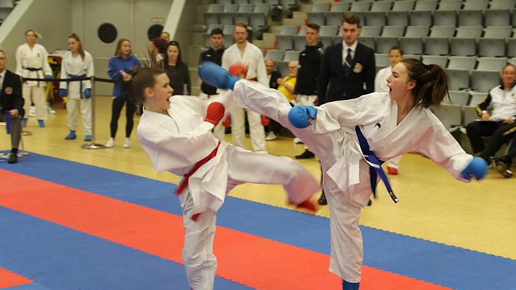 Die HUK-Coburg-Arena bot eine tolle Kulisse für die beiden Deutschen Karate-Meisterschaften. Spannende Fights begeisterten auch die Zuschauer. Desombre