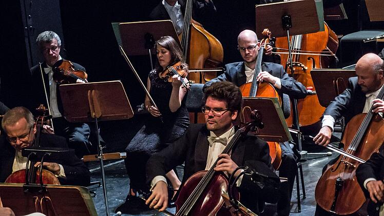 Unter der Leitung von Roland Kluttig begeisterte das Philharmonische Orchester beim Sinfoniekonzert im Landestheater. Gefeierte Solistin war die Mezzosopranistin Uto Döring-Fleury.Foto: Jochen Berger