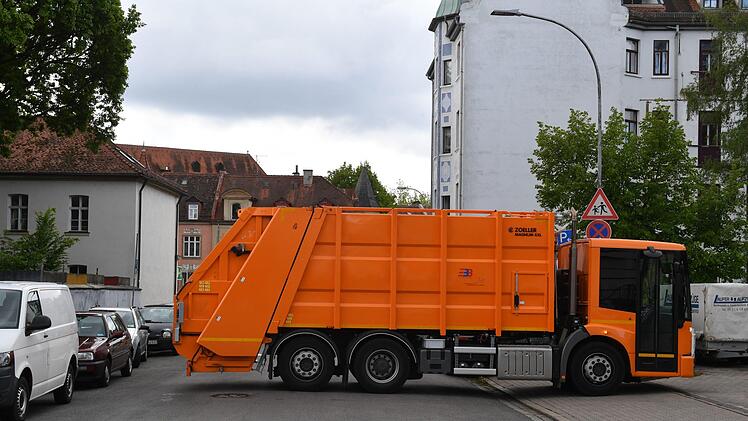 Müllautos wurden als Straßenbarrieren quergestellt. Foto: Ronald Rinklef
