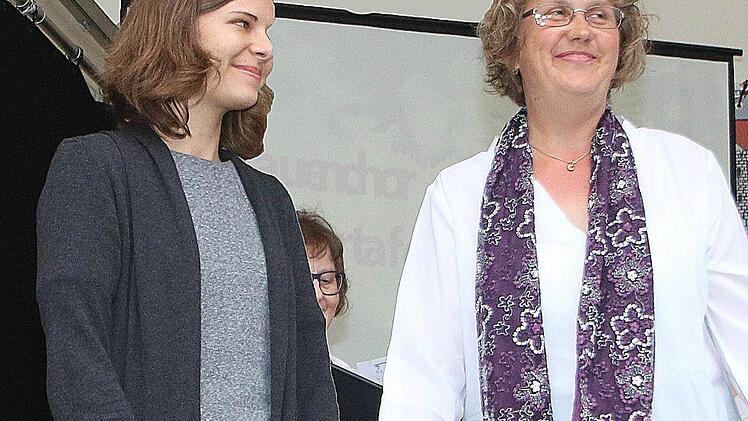 Aus Würzburg war Miriam Leskien angereist, um die Chöre am Klavier zu  begleiten. Rechts neben ihr Liedertafel-Chorleiterin Annemarie Kreuzer.  Foto: Dieter Britz