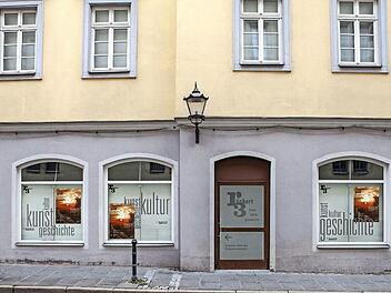 Sobald es die Temperaturen erlauben, werden die Folien auf die Fenster und die Tür der Ausstellungsräume in der Rückerstraße 3 geklebt - so wie es auf dem Entwurf zu sehen ist.  Computerentwurf: Aaron Rößner