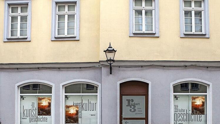 Sobald es die Temperaturen erlauben, werden die Folien auf die Fenster und die Tür der Ausstellungsräume in der Rückerstraße 3 geklebt - so wie es auf dem Entwurf zu sehen ist.  Computerentwurf: Aaron Rößner