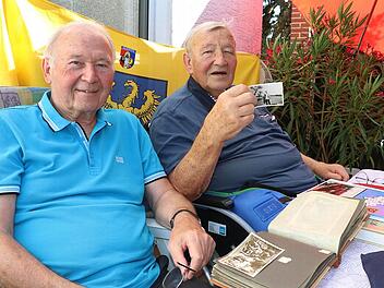 Manfred Puschmann (Lichtenfels) und Helmut Glissnik (Kronach) mussten vor 75 Jahren ihre Heimatstadt Gleiwitz verlassen. Als Flüchtlinge kamen sie im selben Eisenbahnabteil in Kronach an. Dann verloren sie sich aus den Augen. 75 Jahre später trafen sie sich nun wieder. Gemeinsam betrachteten sie alte Fotos.  Foto: Rainer Glissnik