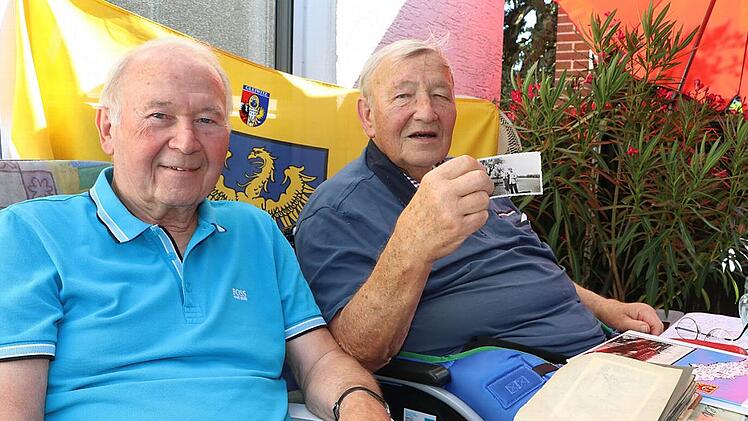 Manfred Puschmann (Lichtenfels) und Helmut Glissnik (Kronach) mussten vor 75 Jahren ihre Heimatstadt Gleiwitz verlassen. Als Flüchtlinge kamen sie im selben Eisenbahnabteil in Kronach an. Dann verloren sie sich aus den Augen. 75 Jahre später trafen sie sich nun wieder. Gemeinsam betrachteten sie alte Fotos.  Foto: Rainer Glissnik