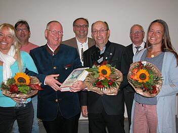 Der neu gewählte Vorstand der Sängergruppe: Ilona Seufert, Peter Seubert, der neue Vorsitzende der Sängergruppe Guy Ramon, Carsten Ahlers, Siegfried Gottwald (ehemaliger Vorsitzender), Elmar Brehm und Sabrina Seufert.