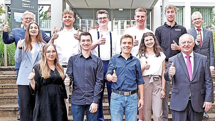Kammersieger 2024: (vorne von links) Katerina Karasimos, David Dietz, Christian Rüttiger, Paula Lauer und Landrat Thomas Bold, (hinten von links) Dieter Ehrenfels (Arbeitnehmer-Vizepräsident der Handwerkskammer für Unterfranken), Klara Burkhard, ...