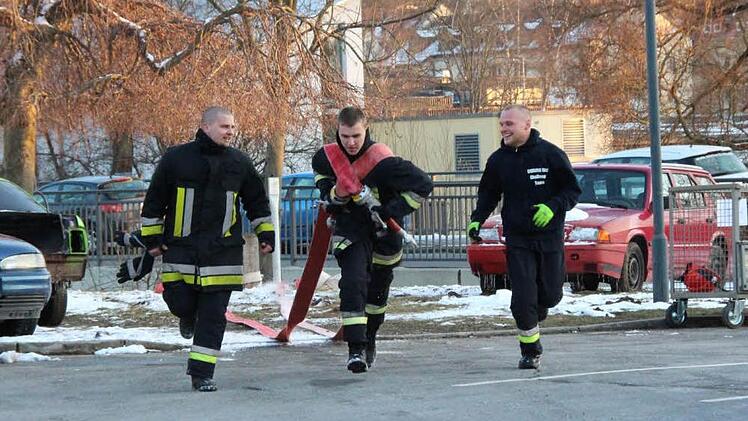 Hier rennt Rene Hofmann ohne Helm und Atemschutzgerät.