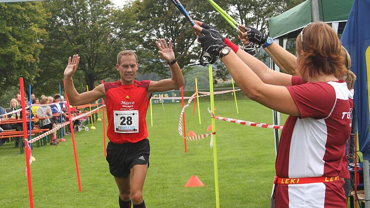 Sieger Ralf Häfner wird an der Ziellinie begeistert begrüßt.