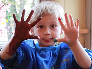 Das Malen mit den Fingerfarben und die bunten Hände danach machten Ida besonders viel Spaß. Foto: Lisa Kieslinger