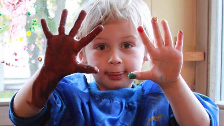 Das Malen mit den Fingerfarben und die bunten Hände danach machten Ida besonders viel Spaß. Foto: Lisa Kieslinger