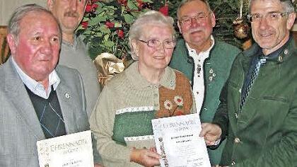 Der Obst- und Gartenbauverein Gestungshausen ehrte Mitglieder (von links): Siegfried Köhn, Reiner Kestel, Elfriede Eichhorn, Gerold Schlosser und Michael Busch.  Foto: Klaus Oelzner