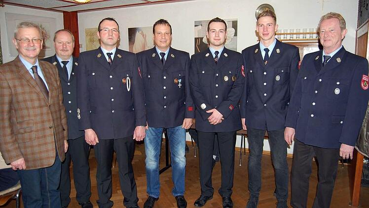Der neu gewählte Vorstand im Verein möchte weitere erfolgreich zusammenarbeiten. Unser Foto zeigt (von links) Bürgermeister Gotthard Schlereth, Kreisbrandmeister Thomas Eyrich, Torsten Büchner, Harald Umkehr, Johannes Fröhlich, Sven Büchner und Wolfgang Wagner. Foto: Günther Straub