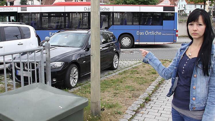 "Da war's", zeigt Jennifer auf die Stelle, an der am Montagmorgen zwei Jugendliche auf einen Busfahrer eingeprügelt haben. Die mutige Frau hat eingegriffen. Foto: Corinna Igler