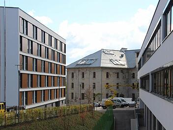 Der Designcampus 2015: Links das neue Studierendenwohnheim, in der Mitte das Hofbrauhaus, wo alles begann, rechts das Hörsaalgebäude aus dem Jahr 2012. Foto: Simone Bastian