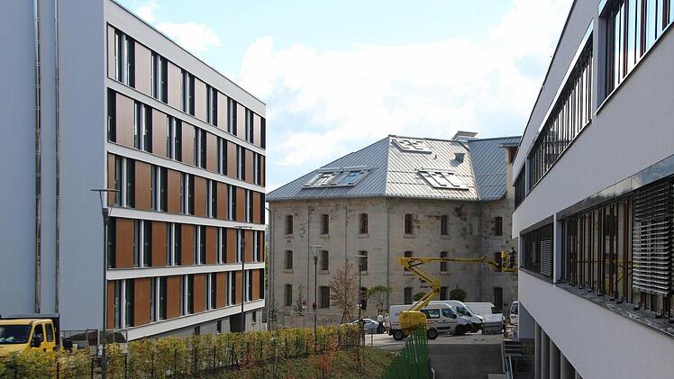Der Designcampus 2015: Links das neue Studierendenwohnheim, in der Mitte das Hofbrauhaus, wo alles begann, rechts das Hörsaalgebäude aus dem Jahr 2012. Foto: Simone Bastian