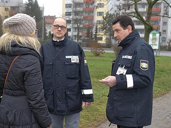 Erwin Müller (links) und Klaus Steger von der Sicherheitswacht unterhalten sich auch immer wieder mit Passanten. Die beiden stellen fest: Sicherheit ist für die Bamberger ein Thema - nicht erst seit den Silvester-Übergriffen in Köln. Foto: Ronald Rinklef