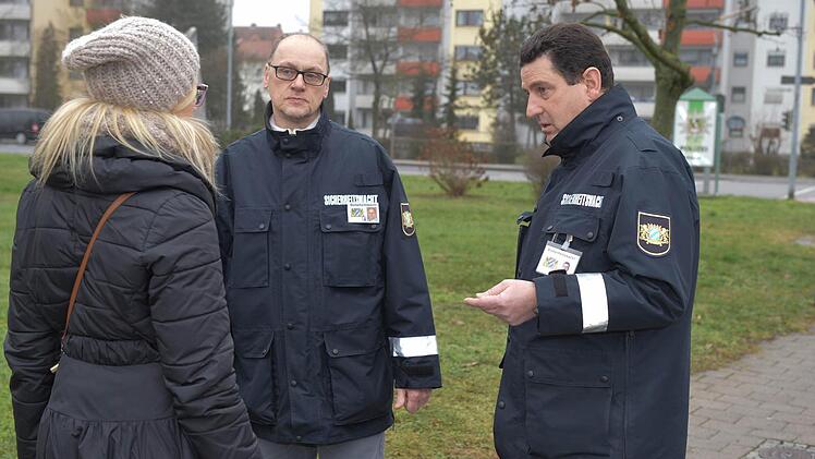 Erwin Müller (links) und Klaus Steger von der Sicherheitswacht unterhalten sich auch immer wieder mit Passanten. Die beiden stellen fest: Sicherheit ist für die Bamberger ein Thema - nicht erst seit den Silvester-Übergriffen in Köln. Foto: Ronald Rinklef