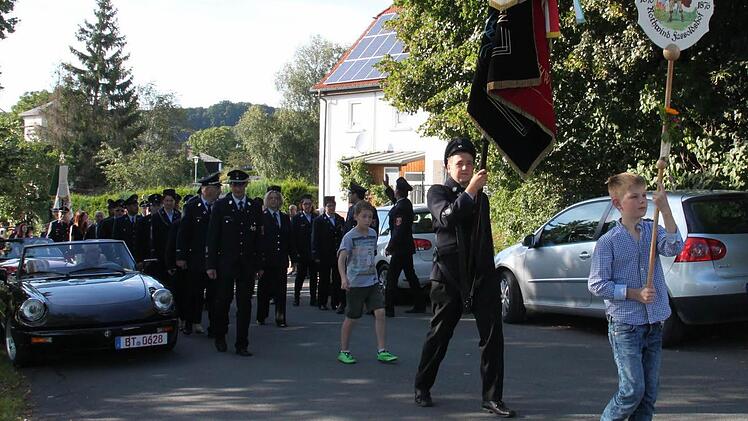 ... feierte mit einem Festzug ihr 140-jähriges Bestehen. 21 Gruppen marschierten mit. Fotos: Stephan Stöckel