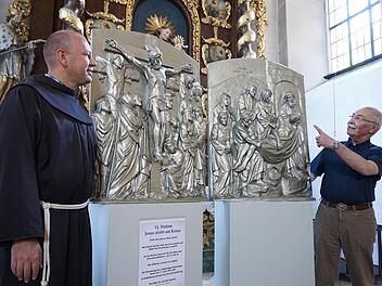Pater Stanislaus Wentowski lässt sich von Günter Metz seine Gedanken zu den beiden Kreuzweg-Stationen erklären.  Fotos: Marion Eckert