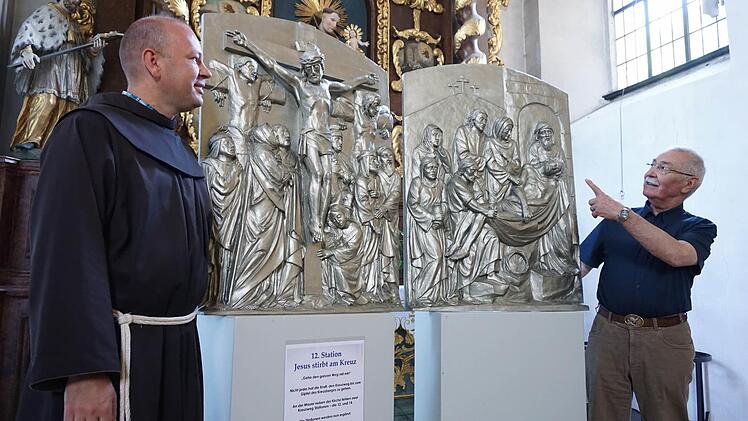 Pater Stanislaus Wentowski lässt sich von Günter Metz seine Gedanken zu den beiden Kreuzweg-Stationen erklären.  Fotos: Marion Eckert