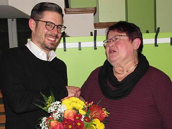 Die stellvertretende Vorsitzende des Evangelischen Bildungswerkes Coburg, Christine Liebst, freut sich über die Wahl des Bad Rodacher Pfarrers Christian Rosenzweig zum Ersten Vorsitzenden. Foto: Martin Koch