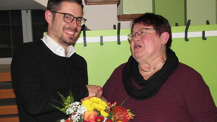 Die stellvertretende Vorsitzende des Evangelischen Bildungswerkes Coburg, Christine Liebst, freut sich über die Wahl des Bad Rodacher Pfarrers Christian Rosenzweig zum Ersten Vorsitzenden. Foto: Martin Koch