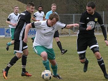 TVE-Spielertrainer Johannes Fischer (Mitte, hier gegen die Merkendorfer Tobias Weber, rechts, und Benjamin Martin) hatte an den Ergebnissen seines Teams in der abgelaufenen Saison wenig Freude.