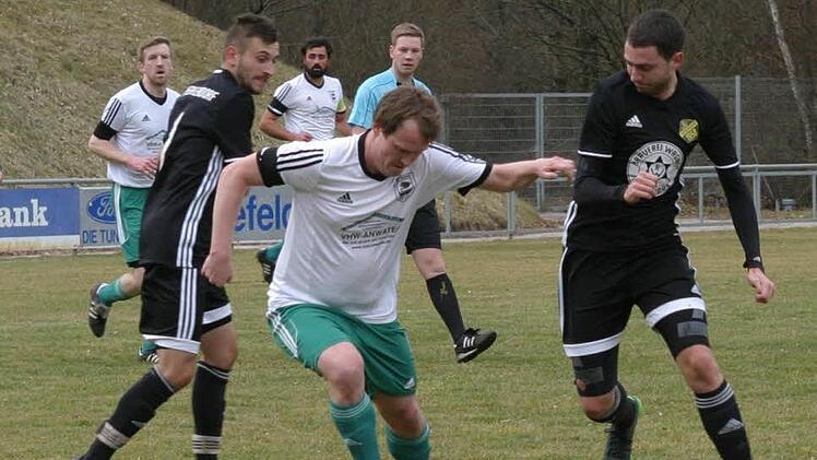 TVE-Spielertrainer Johannes Fischer (Mitte, hier gegen die Merkendorfer Tobias Weber, rechts, und Benjamin Martin) hatte an den Ergebnissen seines Teams in der abgelaufenen Saison wenig Freude.