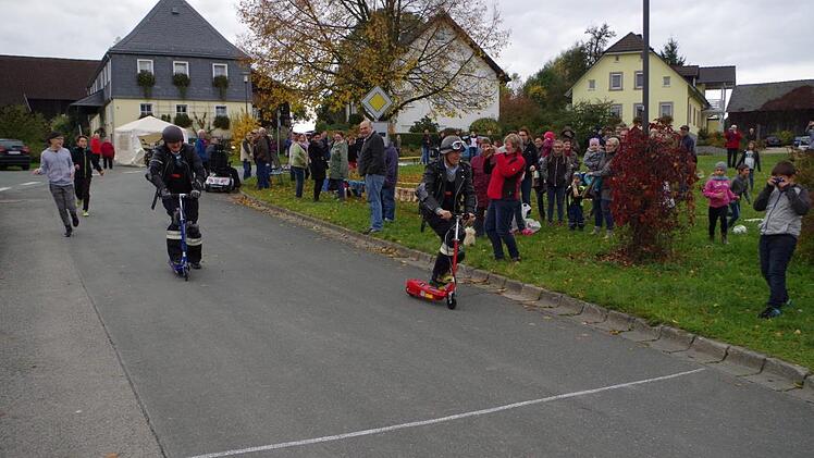 Das Dauerduell der Neuengrüner Kerwa: Bürgermeister Jens Korn  gegen Pater Jan Poja Veronika Schadeck
