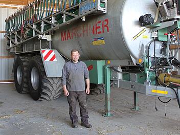 Edgar Böhmer setzt auf organische Düngung, er hat viel in moderne Agrartechnik investiert.Foto: Stefan Fößel