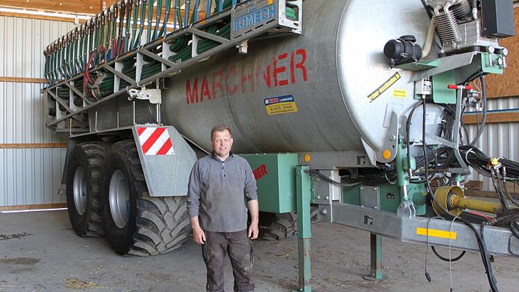 Edgar Böhmer setzt auf organische Düngung, er hat viel in moderne Agrartechnik investiert.Foto: Stefan Fößel