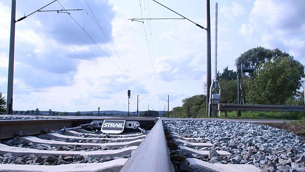 Die Bahnstrecke zwischen Bamberg und Ha&szlig;furt (hier der Bahn&uuml;bergang bei Augsfeld). Andreas L&ouml;sch