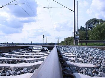 Die Bahnstrecke zwischen Bamberg und Haßfurt (hier der Bahnübergang bei Augsfeld). Andreas Lösch