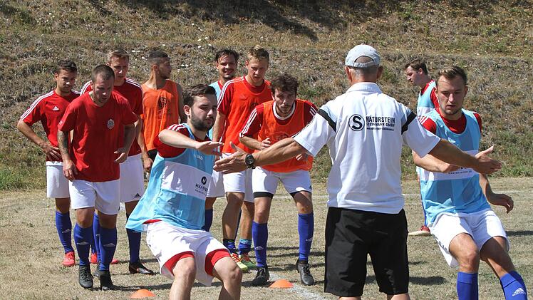 Der Unterschleichacher Trainer Rene Steinmann mit seiner Mannschaft bei Konzentrations- und Aufwärmübungen vor dem Spiel.