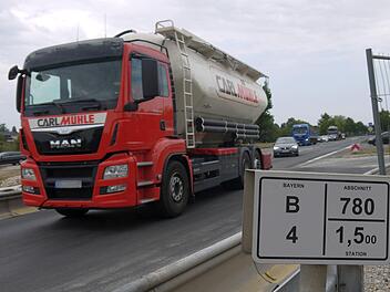 Vorbote: Wenn die   Arbeiten an der Unterführung des Geh- und Radweges bei Großheirath abgeschlossen sind, geht es auf der Bundesstraße 4 im südlichen Landkreis Coburg erst richtig los. Dann wird auf rund acht Kilometern  Länge  die Fahrbahn zwischen Untersiemau und  Kaltenbrunn  erneuert.Berthold Köhler