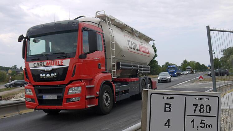 Vorbote: Wenn die   Arbeiten an der Unterführung des Geh- und Radweges bei Großheirath abgeschlossen sind, geht es auf der Bundesstraße 4 im südlichen Landkreis Coburg erst richtig los. Dann wird auf rund acht Kilometern  Länge  die Fahrbahn zwischen Untersiemau und  Kaltenbrunn  erneuert.Berthold Köhler