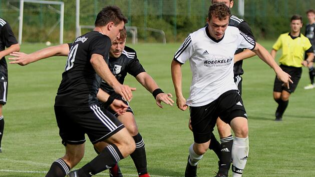 Die Steinbacher um (von links) Daniel Gehring und Sebastian Bujtor hatten viel Defensivarbeit zu verrichten. In dieser Szene wollen sie einen Oberschwarzbacher am Eindringen in den Strafraum hindern.  Foto: G&uuml;nther Geiling