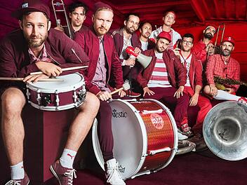 Sie "sind seit zehn Jahren dick im Gesch&auml;ft. Auch weil die Band Haltung hat und diese lebt", schw&auml;rmt die S&uuml;ddeutsche Zeitung &uuml;ber Moop Mama. Damit sind sie genau die Richtigen f&uuml;r das "ab geht die Lutzi".  Foto: Felix Baab