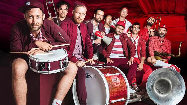 Sie "sind seit zehn Jahren dick im Gesch&auml;ft. Auch weil die Band Haltung hat und diese lebt", schw&auml;rmt die S&uuml;ddeutsche Zeitung &uuml;ber Moop Mama. Damit sind sie genau die Richtigen f&uuml;r das "ab geht die Lutzi".  Foto: Felix Baab