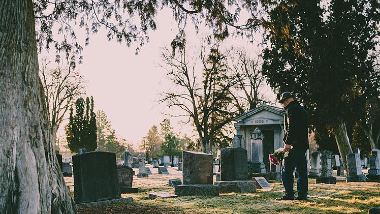 Können nach der Ausgangssperre in Bayern weiterhin Bestattungen stattfinden?