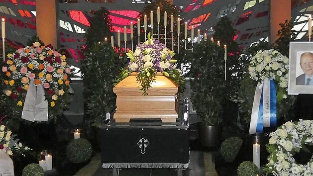 Die Trauerfeier f&uuml;r den verstorbenen Albert Meyer fand auf dem Hauptfriedhof in Schweinfurt statt. Dort wurde der fr&uuml;here Landtagsabgeordnete und Staatssekret&auml;r, der 94-j&auml;hrig gestorben war, im Familiengrab beigesetzt. Diakon Manfred Griebel gestaltete die Trauerfeier.  Foto: Christian Licha