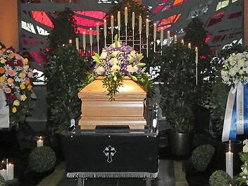 Die Trauerfeier für den verstorbenen Albert Meyer fand auf dem Hauptfriedhof in Schweinfurt statt. Dort wurde der frühere Landtagsabgeordnete und Staatssekretär, der 94-jährig gestorben war, im Familiengrab beigesetzt. Diakon Manfred Griebel gestaltete die Trauerfeier.  Foto: Christian Licha