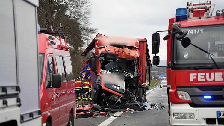 A9 bei Nürnberg: Lkw kracht in Stauende - Fahrer eingeklemmt und schwer verletzt