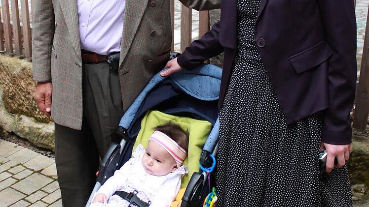 Efrain Salinas mit Gattin Imona und Töchterchen Julia Rosenda.Foto: Katharina Becht