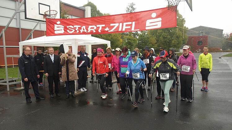 Kurdirektorin Andrea Schallenkammer gibt den Startschuss für die Walkerinnen. Fotos: Stefan Geiger