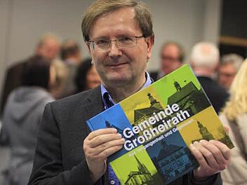 Helmut Schöttner mit der Großheirather Chronik.